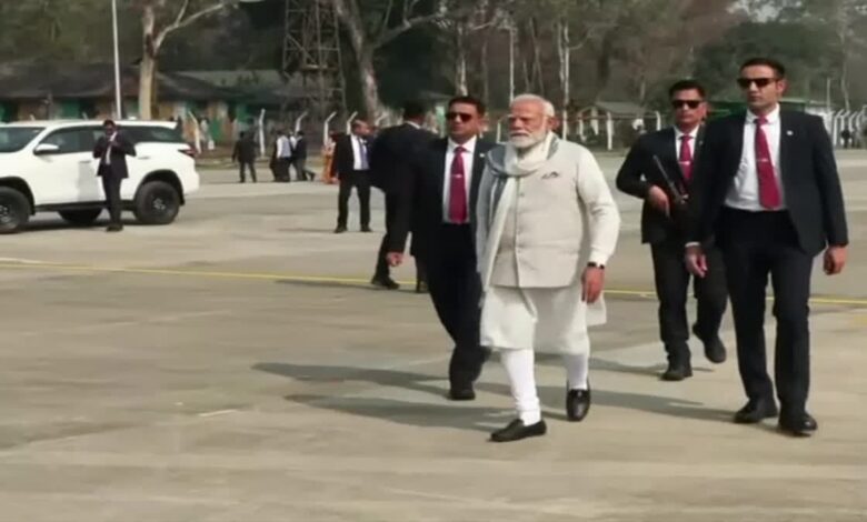 डिब्रूगढ़ ELF पर पीएम मोदी, असम दौरा पीएम मोदी, कुमार भास्कर वर्मा सेतु उद्घाटन, IIM गुवाहाटी समाचार, नॉर्थईस्ट विकास परियोजना, पीएम eBus योजना, डिब्रूगढ़ रक्षा अवसंरचना, असम ब्रेकिंग न्यूज़,Dibrugarh ELF PM Modi, Assam visit Narendra Modi, Kumar Bhaskar Varma Setu inauguration, IIM Guwahati launch, North East infrastructure news, PM eBus scheme India, Assam development projects,PM Modi landing at Dibrugarh ELF, Assam emergency landing facility, Brahmaputra bridge inauguration, IIM Guwahati campus image, Electric buses flag off ceremony,#DibrugarhELF, #PMModi, #AssamNews, #NorthEastIndia, #Infrastructure, #DigitalIndia, #eBusScheme,