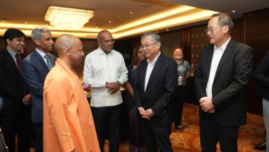 सिंगापुर दौरा CM योगी, CM Yogi Singapore Visit, यूपी ट्रिलियन डॉलर अर्थव्यवस्था, UP One Trillion Dollar Economy, लखनऊ राजनीतिक खबर, Lucknow Political News, उत्तर प्रदेश निवेश समाचार, Uttar Pradesh Investment News, जेवर एयरपोर्ट अपडेट, Noida International Airport News, लॉजिस्टिक्स निवेश यूपी, UP Logistics Investment, डेटा सेंटर यूपी, UP Data Center Investment, मुख्यमंत्री योगी आदित्यनाथ खबर, Yogi Adityanath Latest News, सिंगापुर-यूपी बैठक, Singapore UP Meeting News,CM योगी सिंगापुर बैठक फोटो, Yogi Adityanath Meeting Singapore Image, Gan Kim Yong Meeting Photo, K Shanmugam Meeting Image, Noida International Airport Jewar Photo, UP Investment Summit Image, लॉजिस्टिक्स पार्क यूपी फोटो, Data Center Investment UP Image,#CMYogiSingaporeVisit, #YogiAdityanath, #UPInvestment, #TrillionDollarEconomy, #SingaporeMeeting, #NoidaInternationalAirport, #UPNews, #LucknowNews, #PoliticalNews, #GanKimYong, #KShanmugam,