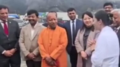 CM Yogi Japan Visit, योगी आदित्यनाथ जापान दौरा, Yamanashi Public School Event, Japanese Child Touches Yogi Feet, Green Hydrogen MoU UP Japan, Uttar Pradesh Japan Investment News, Yogi Road Show Japan, Indo Japan Relations 2026,Yogi Adityanath Japan Photo, जापानी बच्चे ने छुए पैर, Yamanashi School Interaction CM Yogi, UP Japan Green Hydrogen Agreement, Indian Community in Japan Meeting,लखनऊ, उत्तर प्रदेश, यामानाशी जापान, मुख्यमंत्री योगी आदित्यनाथ, प्रधानमंत्री नरेंद्र मोदी, ग्रीन हाइड्रोजन परियोजना, UP Japan MoU 2026, Yogi Adityanath Japan Latest News, Indo Japan Cultural Event, Uttar Pradesh Investment News International, Energy Self Reliance UP,
