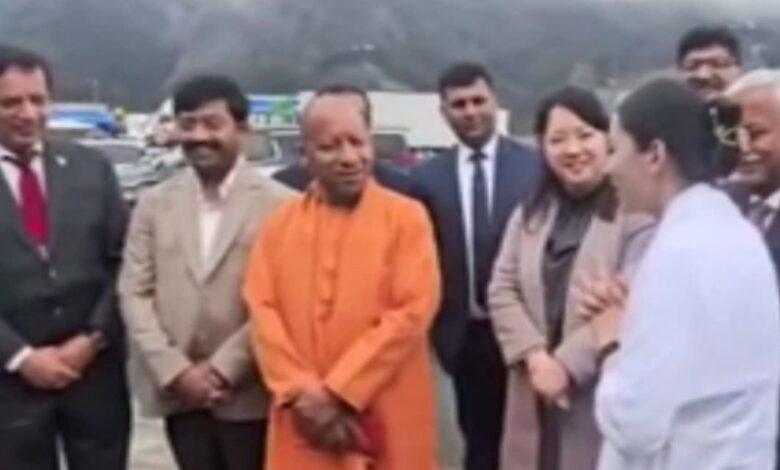CM Yogi Japan Visit, योगी आदित्यनाथ जापान दौरा, Yamanashi Public School Event, Japanese Child Touches Yogi Feet, Green Hydrogen MoU UP Japan, Uttar Pradesh Japan Investment News, Yogi Road Show Japan, Indo Japan Relations 2026,Yogi Adityanath Japan Photo, जापानी बच्चे ने छुए पैर, Yamanashi School Interaction CM Yogi, UP Japan Green Hydrogen Agreement, Indian Community in Japan Meeting,लखनऊ, उत्तर प्रदेश, यामानाशी जापान, मुख्यमंत्री योगी आदित्यनाथ, प्रधानमंत्री नरेंद्र मोदी, ग्रीन हाइड्रोजन परियोजना, UP Japan MoU 2026, Yogi Adityanath Japan Latest News, Indo Japan Cultural Event, Uttar Pradesh Investment News International, Energy Self Reliance UP,