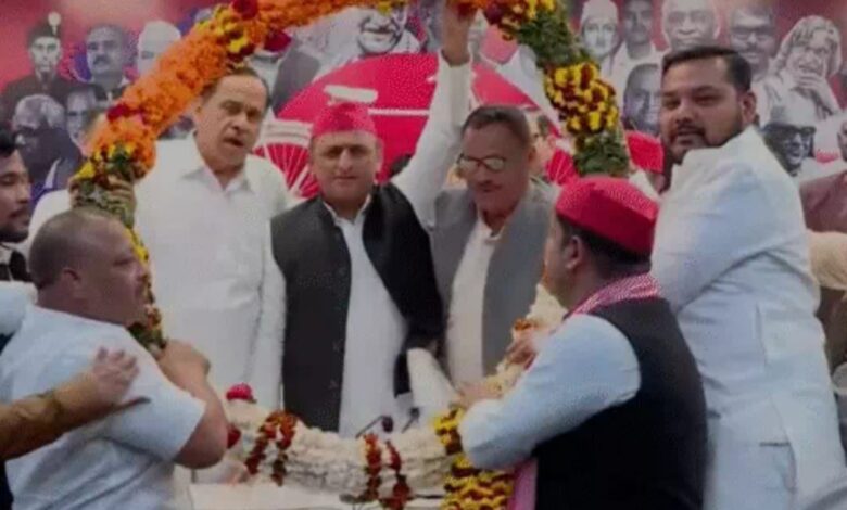 अखिलेश यादव नसीमुद्दीन सपा जॉइन, नसीमुद्दीन सिद्दीकी सपा सदस्यता, सपा मुस्लिम वोट बैंक रणनीति, ओवैसी यूपी राजनीति, लखनऊ सपा कार्यालय खबर, Akhilesh Yadav Nasimuddin Siddiqui SP join, UP political news 2026, AIMIM vs SP Uttar Pradesh,सपा जॉइनिंग कार्यक्रम लखनऊ, अखिलेश यादव प्रेस कॉन्फ्रेंस, नसीमुद्दीन सिद्दीकी फोटो, सपा कार्यालय लखनऊ, UP politics live update, SP joining ceremony Lucknow, Nasimuddin Siddiqui image,लखनऊ राजनीतिक समाचार, उत्तर प्रदेश सपा संगठन विस्तार, पश्चिमी यूपी मुस्लिम राजनीति, बुंदेलखंड सियासी असर, यूपी विधानसभा चुनाव 2027 रणनीति, Lucknow political news live, Uttar Pradesh Samajwadi Party update, West UP Muslim vote bank politics, UP Assembly Election 2027 strategy news,