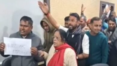 वाराणसी किसान हंगामा, कमलेश पासवान खबर, काशी द्वार योजना विरोध, भूमि अधिग्रहण वाराणसी, किसान आंदोलन यूपी,Varanasi Farmers Protest, Kamlesh Paswan Press Conference, Kashi Dwar Housing Scheme Protest, Land Acquisition UP,#VaranasiNews, #FarmersProtest, #KamleshPaswan, #KashiDwarScheme, #UPNews, #LandAcquisition, #KisanAndolan,