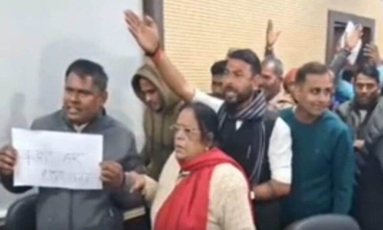 वाराणसी किसान हंगामा, कमलेश पासवान खबर, काशी द्वार योजना विरोध, भूमि अधिग्रहण वाराणसी, किसान आंदोलन यूपी,Varanasi Farmers Protest, Kamlesh Paswan Press Conference, Kashi Dwar Housing Scheme Protest, Land Acquisition UP,#VaranasiNews, #FarmersProtest, #KamleshPaswan, #KashiDwarScheme, #UPNews, #LandAcquisition, #KisanAndolan,