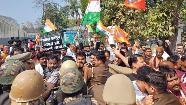 UGC Bill Protest Lucknow, Savarn Morcha Rally, Lucknow Hazratganj Protest, Halwasiya Chauraha Clash, UGC Law Opposition News, Uttar Pradesh Political Protest,लखनऊ प्रदर्शन फोटो, हजरतगंज गांधी प्रतिमा प्रदर्शन, हलवासिया चौराहा पुलिस बैरियर, Savarn Morcha Protest Image Lucknow, UGC Bill Rally Photo UP,#UGCBillProtest #LucknowNews #SavarnMorcha #Hazratganj #UPPoliticalNews #ProtestUpdate #BreakingNews