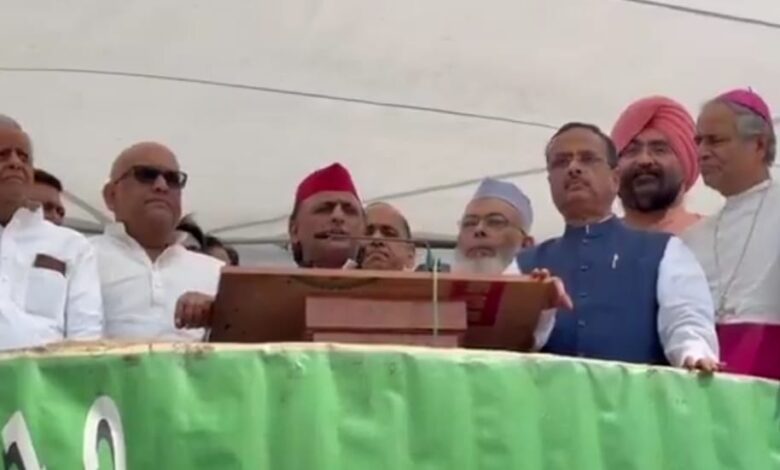 Eid Namaz Lucknow 2026, Ashbagh Eidgah Crowd, UP Festival News, Political Leaders Eid Lucknow, Drone Surveillance Lucknow Eid,लखनऊ ईद नमाज 2026, Lucknow Eid Namaz News, Eidgah Lucknow News, Akhilesh Yadav Eid, Ajay Rai Lucknow Eid, Rita Bahuguna Joshi News, UP Eid Celebration, Lucknow Police Security Eid,#Eid2026 #LucknowNews #EidNamaz #AkhileshYadav #AjayRai #RitaBahuguna #UPNews #FestivalNews #IndiaNews #BreakingNews
