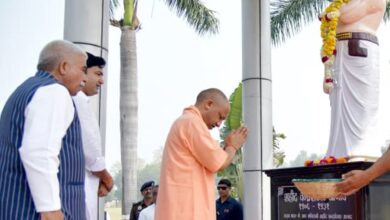 योगी आदित्यनाथ कानपुर कार्यक्रम, चंद्रशेखर आजाद प्रतिमा पर माल्यार्पण, CM Yogi tribute Azad statue, Chandrashekhar Azad University Kanpur event, Yogi Adityanath Kanpur visit photo, Azad statue tribute ceremony, UP CM paying homage Azad, Kanpur freedom fighter tribute event, Azad statue floral tribute,#YogiAdityanath #ChandraShekharAzad #KanpurNews #UPCM #FreedomFighter #IndianHistory #TributeToAzad #UPNews #KanpurEvent #NationalHero