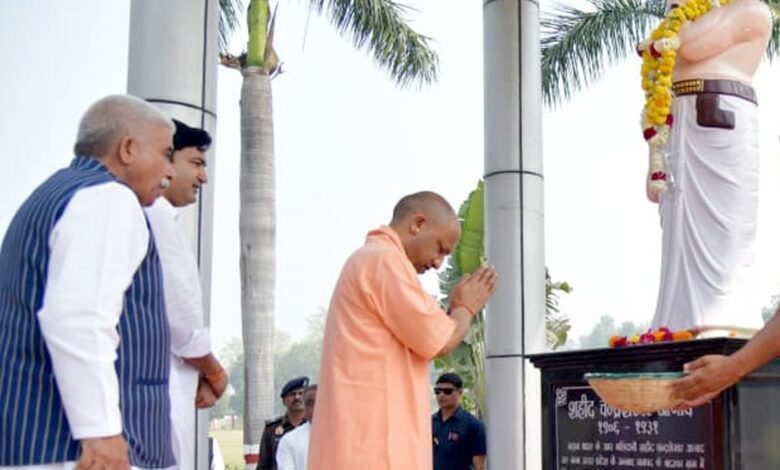 योगी आदित्यनाथ कानपुर कार्यक्रम, चंद्रशेखर आजाद प्रतिमा पर माल्यार्पण, CM Yogi tribute Azad statue, Chandrashekhar Azad University Kanpur event, Yogi Adityanath Kanpur visit photo, Azad statue tribute ceremony, UP CM paying homage Azad, Kanpur freedom fighter tribute event, Azad statue floral tribute,#YogiAdityanath #ChandraShekharAzad #KanpurNews #UPCM #FreedomFighter #IndianHistory #TributeToAzad #UPNews #KanpurEvent #NationalHero