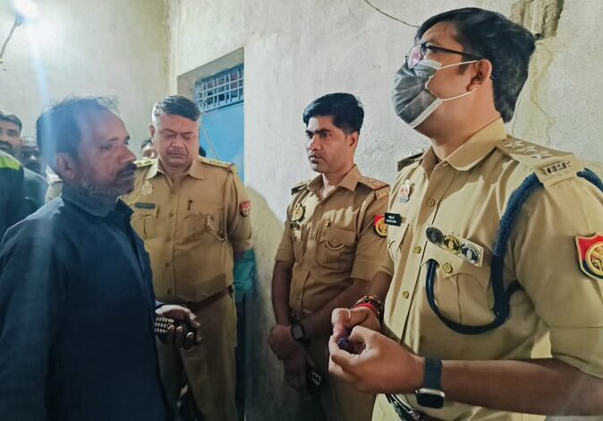 Lucknow suicide case, Banthra family poison case, UP crime news today, family suicide India, Lucknow breaking news, लखनऊ सुसाइड केस, जहर खाकर मौत,Lucknow police investigation, Banthra area image, hospital emergency India, UP police scene, crime investigation photo,Lucknow news today, UP crime news, Banthra police case, family suicide case India, Uttar Pradesh breaking news, hospital emergency Lucknow, police investigation UP, tragic incident India, #LucknowNews, #UPNews, #CrimeNews, #BreakingNews, #IndiaNews, #PoliceInvestigation,