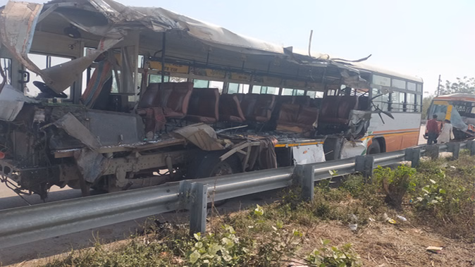 यूपी एक्सप्रेसवे हादसा, उन्नाव रोडवेज बस दुर्घटना, उन्नाव सड़क हादसा, लखनऊ आगरा एक्सप्रेसवे हादसा, उत्तर प्रदेश ट्रक बस टक्कर, उन्नाव दुर्घटना, ट्रक रोडवेज टक्कर, पुलिस राहत कार्य, बस हादसा उन्नाव, उत्तर प्रदेश न्यूज,UP expressway accident, Unnao roadways bus collision, Unnao road accident, Lucknow Agra expressway crash, Uttar Pradesh truck bus collision, Unnao accident news, Road accident UP, Bus crash Unnao, Expressway accident India, UP traffic news,उन्नाव एक्सप्रेसवे दुर्घटना, रोडवेज बस टक्कर, ट्रक से भिड़ी बस, Unnao expressway accident, Roadways bus collision, Truck crash Unnao, Expressway traffic accident, Uttar Pradesh road accident, Unnao accident photos, Accident relief work,#UnnaoAccident, #UPExpresswayCrash, #RoadwaysBusCollision, #UPNews, #TragicRoadAccident, #BusAccidentUnnao, #LucknowAgraExpressway, #UPPolice, #EmergencyResponse, #TrafficAccident,