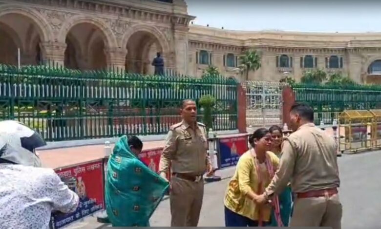 लखनऊ आत्मदाह प्रयास, विधान भवन आत्मदाह मामला, हरदोई समाचार, संडीला थाना विवाद, लखनऊ ताजा खबर, उत्तर प्रदेश अपराध समाचार, पुलिस लापरवाही आरोप, संपत्ति विवाद खबर, मां बेटी आत्मदाह प्रयास, विधान भवन लखनऊ समाचार, हरदोई पुलिस कार्रवाई, यूपी ब्रेकिंग न्यूज,Lucknow Suicide Attempt, Vidhan Bhavan Lucknow News, Hardoi Women Protest, Sandila Police Case, Uttar Pradesh Breaking News, Lucknow Latest News, Property Dispute News, Police Negligence Allegation, Mother Daughter Suicide Attempt, UP Crime News, Hardoi Incident, Lucknow Political Zone News,#LucknowNews, #VidhanBhavan, #HardoiNews, #UttarPradeshNews, #BreakingNews, #PoliceInvestigation, #Sandila, #Hazratganj, #CrimeNews, #UPNews, #LatestUpdate, #HindiNews, #GoogleDiscover, #TrendingNews,