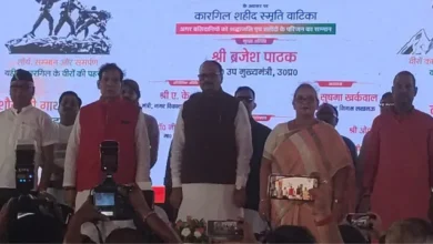 Kargil Vijay Diwas Lucknow, Brajesh Pathak News, UP Deputy CM Brajesh Pathak, Kargil War Heroes, Captain Manoj Pandey, Lucknow News Today, Uttar Pradesh News, Kargil Martyrs Family Honour, Kargil Memorial Lucknow, UP Government News, Indian Army Tribute,कारगिल विजय दिवस 2026, Kargil Vijay Diwas Lucknow, लखनऊ कारगिल विजय दिवस कार्यक्रम, ब्रजेश पाठक समाचार, डिप्टी सीएम ब्रजेश पाठक, कारगिल शहीद परिवार सम्मान, कैप्टन मनोज पांडेय, परमवीर चक्र विजेता मनोज पांडेय, लखनऊ समाचार, उत्तर प्रदेश न्यूज, यूपी सरकार, शहीद जवानों को श्रद्धांजलि, कारगिल स्मृति वाटिका लखनऊ, लखनऊ ताजा खबर,