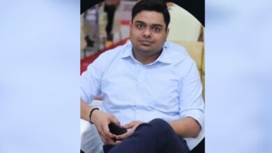 CBI Team Arrest Railway Officer, Varanasi Railway Bribe Case Image, Nitesh Agarwal Railway Officer Arrest, Railway Corruption Investigation,सीबीआई टीम रेलवे अधिकारी को गिरफ्तार करते हुए, वाराणसी रेलवे अधिकारी नितेश अग्रवाल, रिश्वत लेते पकड़े गए रेलवे अफसर, CBI छापेमारी वाराणसी,वाराणसी समाचार, Varanasi News Today, Varanasi Crime News, Banaras Railway News, NER Railway News, Uttar Pradesh Crime News, UP CBI Action, Lucknow CBI News, Railway DRM Office Varanasi,CBI Action Varanasi, Varanasi Crime News, Railway Officer Arrested, Railway Bribe Case, Nitesh Agarwal Arrest, Senior DMM Railway Bribe Case, CBI Trap Case India, Railway Corruption News, North Eastern Railway News, Indian Railways Crime News, CBI Raid Railway,CBI Action Varanasi, वाराणसी CBI कार्रवाई, रेलवे अधिकारी गिरफ्तार, रेलवे रिश्वत मामला, 1.70 लाख रिश्वत केस, नितेश अग्रवाल गिरफ्तार, बनारस रेल मंडल खबर, पूर्वोत्तर रेलवे भ्रष्टाचार, रेलवे घूसखोरी मामला, CBI Raid News, वाराणसी क्राइम न्यूज, यूपी क्राइम न्यूज, रेलवे भ्रष्टाचार खबर,