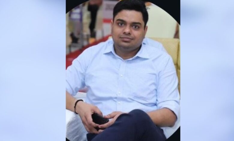 CBI Team Arrest Railway Officer, Varanasi Railway Bribe Case Image, Nitesh Agarwal Railway Officer Arrest, Railway Corruption Investigation,सीबीआई टीम रेलवे अधिकारी को गिरफ्तार करते हुए, वाराणसी रेलवे अधिकारी नितेश अग्रवाल, रिश्वत लेते पकड़े गए रेलवे अफसर, CBI छापेमारी वाराणसी,वाराणसी समाचार, Varanasi News Today, Varanasi Crime News, Banaras Railway News, NER Railway News, Uttar Pradesh Crime News, UP CBI Action, Lucknow CBI News, Railway DRM Office Varanasi,CBI Action Varanasi, Varanasi Crime News, Railway Officer Arrested, Railway Bribe Case, Nitesh Agarwal Arrest, Senior DMM Railway Bribe Case, CBI Trap Case India, Railway Corruption News, North Eastern Railway News, Indian Railways Crime News, CBI Raid Railway,CBI Action Varanasi, वाराणसी CBI कार्रवाई, रेलवे अधिकारी गिरफ्तार, रेलवे रिश्वत मामला, 1.70 लाख रिश्वत केस, नितेश अग्रवाल गिरफ्तार, बनारस रेल मंडल खबर, पूर्वोत्तर रेलवे भ्रष्टाचार, रेलवे घूसखोरी मामला, CBI Raid News, वाराणसी क्राइम न्यूज, यूपी क्राइम न्यूज, रेलवे भ्रष्टाचार खबर,