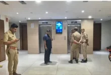 Lucknow Crime News, Omaxe Residency Lucknow, Fake Call Center, Cyber Crime Lucknow, Lucknow Police Action, Crime Branch Lucknow, Sushant Golf City Police, Call Center Fraud, Online Fraud, Cyber Crime Uttar Pradesh, Shahid Path Lucknow,#LucknowCrime #CyberCrime #LucknowPolice #FakeCallCenter #OmaxeResidency #UPCrime #OnlineFraud #CrimeNews #LucknowNews #UttarPradesh #BreakingNews #CyberFraud #PoliceAction #HindiNews,Lucknow Crime News Today, Fake Call Center Lucknow, Cyber Crime News UP, Lucknow Police Latest Action, Omaxe Residency News, Online Fraud Case, UP Crime News, Sushant Golf City News, Breaking News Lucknow,लखनऊ क्राइम न्यूज, ओमेक्स रेजीडेंसी लखनऊ, फर्जी कॉल सेंटर, साइबर ठगी लखनऊ, लखनऊ पुलिस कार्रवाई, क्राइम ब्रांच लखनऊ, सुशांत गोल्फ सिटी पुलिस, कॉल सेंटर फ्रॉड, ऑनलाइन ठगी, साइबर अपराध उत्तर प्रदेश, शहीद पथ लखनऊ, यूपी क्राइम न्यूज,
