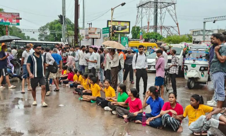लखनऊ छात्रा प्रदर्शन, Lucknow Gen Alpha Protest, Lucknow Student Protest, जयप्रकाश नारायण सर्वोदय विद्यालय, सर्वोदय विद्यालय लखनऊ, शिक्षकों की कमी लखनऊ, Lucknow school protest, Lucknow students protest, बालागंज चौराहा प्रदर्शन, दुबग्गा छात्रा प्रदर्शन, लखनऊ स्कूल में शिक्षकों की कमी, UP School Education News, Lucknow Education News, Uttar Pradesh Education News, student road blockade Lucknow, school students protest Lucknow, Lucknow latest news,लखनऊ Gen Alpha प्रदर्शन, लखनऊ में छात्राओं का प्रदर्शन, Lucknow Gen Alpha protest today, Lucknow students protest today, Lucknow school students road protest, जयप्रकाश नारायण सर्वोदय विद्यालय लखनऊ, पारा सर्वोदय विद्यालय प्रदर्शन, दुबग्गा बाईपास जाम, बालागंज चौराहा जाम, लखनऊ शिक्षकों की कमी, स्कूल में फिजिक्स के शिक्षक नहीं, स्कूल में केमिस्ट्री के शिक्षक नहीं, छात्राओं ने सड़क जाम किया, Lucknow breaking news, Lucknow education breaking news, UP school protest, Uttar Pradesh student protest ,#LucknowGenAlpha #GenAlphaProtest #LucknowProtest #LucknowNews #LucknowBreakingNews #StudentProtest #SchoolProtest #EducationNews #LucknowEducation #SarvodayaVidyalaya #Balaganj #Dubbaga #UPNews #UPEducation #UttarPradeshNews #StudentProtestLucknow,
