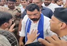 बाराबंकी में सांसद चंद्रशेखर पर हमला, चंद्रशेखर आजाद हमला, चंद्रशेखर आजाद काफिला हमला, बाराबंकी चंद्रशेखर आजाद, चंद्रशेखर काफिले पर पथराव, चंद्रशेखर पर जूते फेंके गए, अमित सिंह गिरफ्तार, बाराबंकी पुलिस, रामनगर बाराबंकी, बुढ़वल चौराहा, आजाद समाज पार्टी, नगीना सांसद चंद्रशेखर, यूपी क्राइम न्यूज, बाराबंकी न्यूज, Barabanki Chandrashekhar Azad Attack, Chandrashekhar Azad Convoy Attack, Chandrashekhar Azad Attack Barabanki, Amit Singh Arrested, Barabanki Police, Ramnagar Barabanki, Chandrashekhar Convoy Stone Pelting, Chandrashekhar Shoes Attack, Azad Samaj Party, Nagina MP Chandrashekhar Azad, UP Crime News, Barabanki News, #ChandrashekharAzad #ChandrashekharAzadAttack #Barabanki #BarabankiNews #UPNews #UttarPradesh #AzadSamajParty #NaginaMP #Ramnagar #Badhwal #BarabankiPolice #UPCrime #CrimeNews #ChandrashekharConvoy #AmitSingh