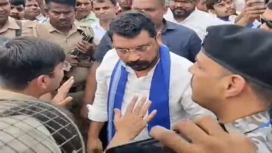 बाराबंकी में सांसद चंद्रशेखर पर हमला, चंद्रशेखर आजाद हमला, चंद्रशेखर आजाद काफिला हमला, बाराबंकी चंद्रशेखर आजाद, चंद्रशेखर काफिले पर पथराव, चंद्रशेखर पर जूते फेंके गए, अमित सिंह गिरफ्तार, बाराबंकी पुलिस, रामनगर बाराबंकी, बुढ़वल चौराहा, आजाद समाज पार्टी, नगीना सांसद चंद्रशेखर, यूपी क्राइम न्यूज, बाराबंकी न्यूज, Barabanki Chandrashekhar Azad Attack, Chandrashekhar Azad Convoy Attack, Chandrashekhar Azad Attack Barabanki, Amit Singh Arrested, Barabanki Police, Ramnagar Barabanki, Chandrashekhar Convoy Stone Pelting, Chandrashekhar Shoes Attack, Azad Samaj Party, Nagina MP Chandrashekhar Azad, UP Crime News, Barabanki News, #ChandrashekharAzad #ChandrashekharAzadAttack #Barabanki #BarabankiNews #UPNews #UttarPradesh #AzadSamajParty #NaginaMP #Ramnagar #Badhwal #BarabankiPolice #UPCrime #CrimeNews #ChandrashekharConvoy #AmitSingh
