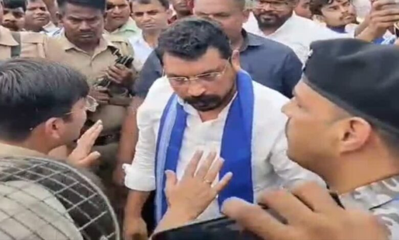 बाराबंकी में सांसद चंद्रशेखर पर हमला, चंद्रशेखर आजाद हमला, चंद्रशेखर आजाद काफिला हमला, बाराबंकी चंद्रशेखर आजाद, चंद्रशेखर काफिले पर पथराव, चंद्रशेखर पर जूते फेंके गए, अमित सिंह गिरफ्तार, बाराबंकी पुलिस, रामनगर बाराबंकी, बुढ़वल चौराहा, आजाद समाज पार्टी, नगीना सांसद चंद्रशेखर, यूपी क्राइम न्यूज, बाराबंकी न्यूज, Barabanki Chandrashekhar Azad Attack, Chandrashekhar Azad Convoy Attack, Chandrashekhar Azad Attack Barabanki, Amit Singh Arrested, Barabanki Police, Ramnagar Barabanki, Chandrashekhar Convoy Stone Pelting, Chandrashekhar Shoes Attack, Azad Samaj Party, Nagina MP Chandrashekhar Azad, UP Crime News, Barabanki News, #ChandrashekharAzad #ChandrashekharAzadAttack #Barabanki #BarabankiNews #UPNews #UttarPradesh #AzadSamajParty #NaginaMP #Ramnagar #Badhwal #BarabankiPolice #UPCrime #CrimeNews #ChandrashekharConvoy #AmitSingh